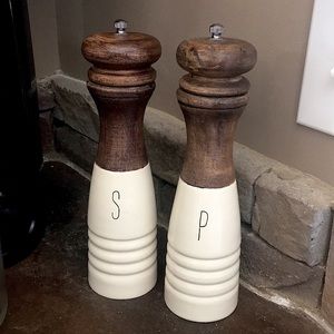 Salt & Pepper Grinder Set NWOT
